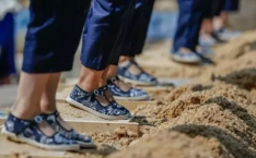 光脚踩人脸,公共场所不文明行为的反思与警示