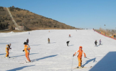 万龙八易滑雪场,市区近郊滑雪乐园，尽享冰雪激情与便捷体验